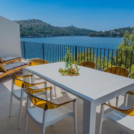 Modern Two Bedroom Seafront Oasis