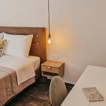 Modern Two Bedroom Seafront Oasis Apartment *