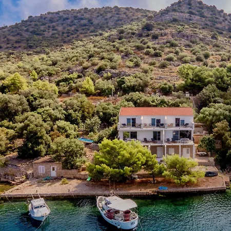 Modern Two Bedroom Seafront Oasis * Skrivena Luka