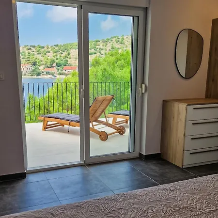 Modern Two Bedroom Seafront Oasis Apartment *