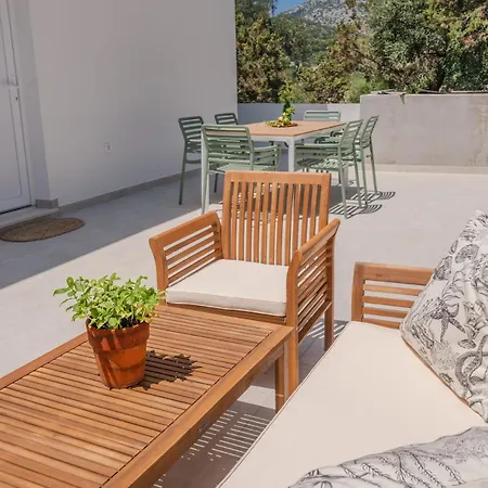 Modern Two Bedroom Seafront Oasis *
